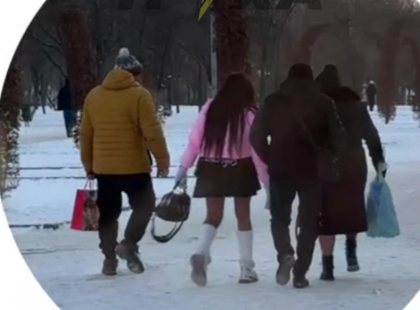 Запорожская модница с голыми ногами зимой удивила прохожих и стала звездой соцсетей
