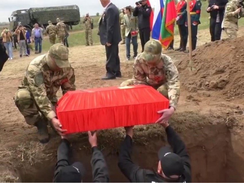 В Мелитополе с воинскими почестями перезахоронили останки советских бойцов