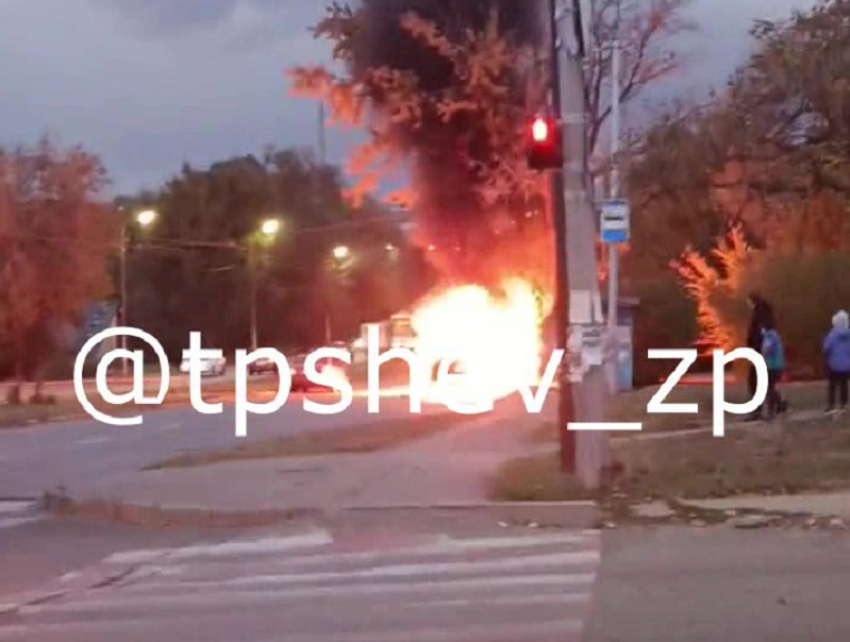 Появилось видео, как полыхающая машина взорвалась в Запорожье