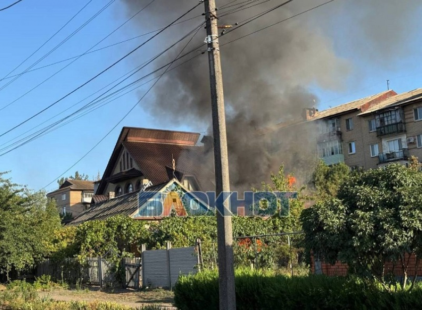 Гигантский столб дыма над частным домом засняли на видео в Мелитополе