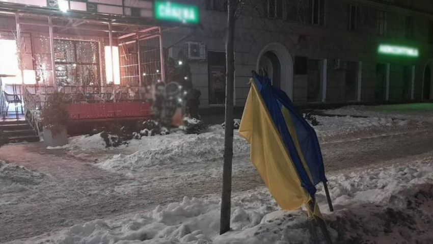 Запорожец сорвал флаг Украины и бросил под ноги людям 