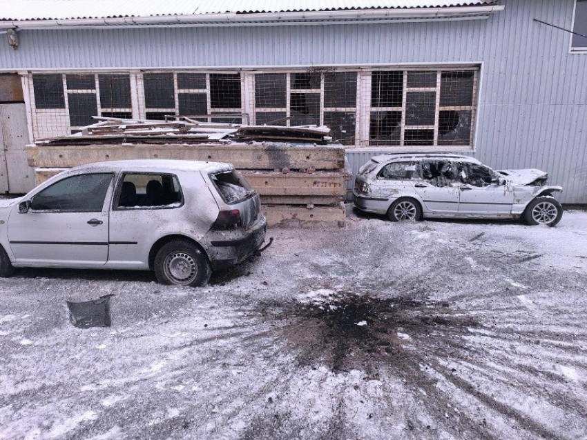 ВСУ четырежды ударили дронами по автомобильной стоянке в Васильевке: первые кадры с места ЧП