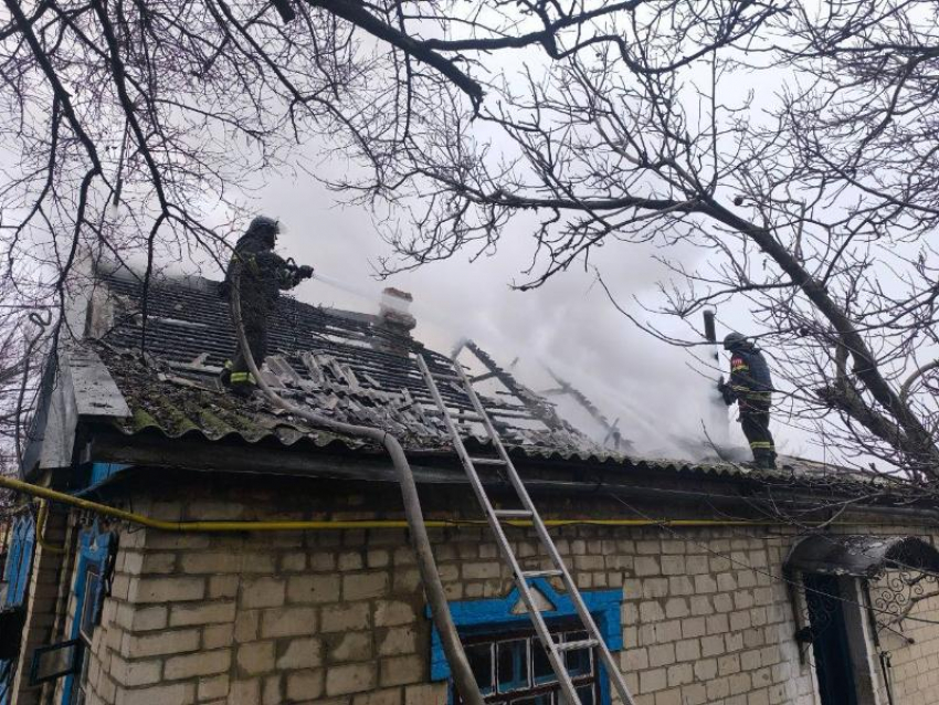 Женщина оказалась в огненной ловушке из-за удара БПЛА ВСУ по дому в Васильевке