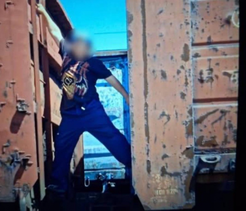 В Запорожье двое подростков фотографировались между вагонами движущегося поезда