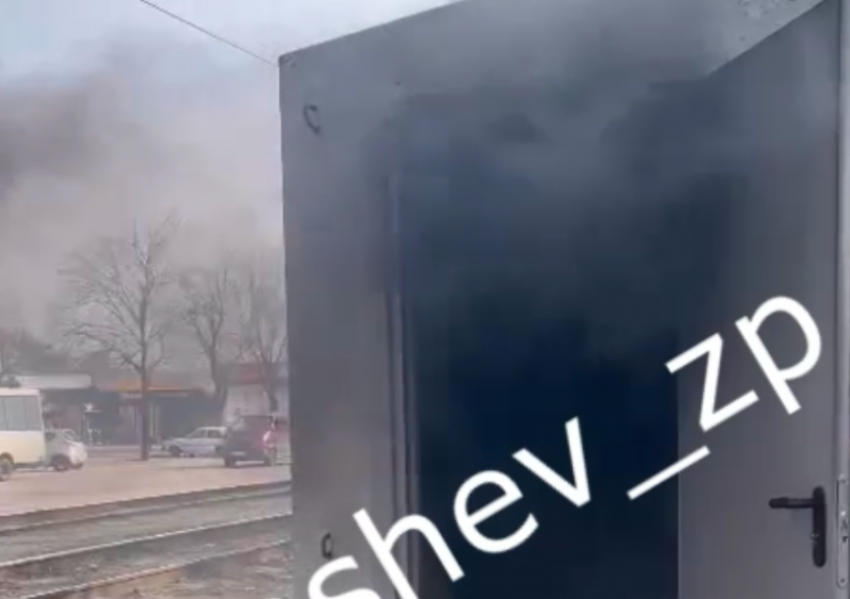 Неизвестные подожгли мобильное укрытие в Запорожье