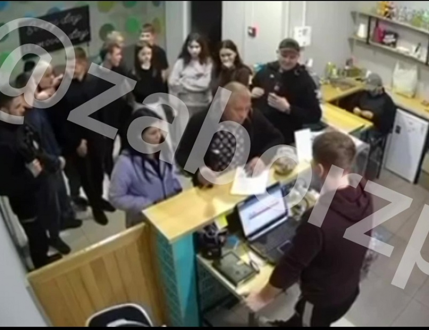 Камеры видеонаблюдения сняли, как разъяренный дебошир разбил голову продавцу магазина в Запорожье