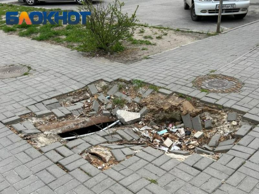 Обвалившаяся тротуарная плитка превратилась в мусорку в Мелитополе