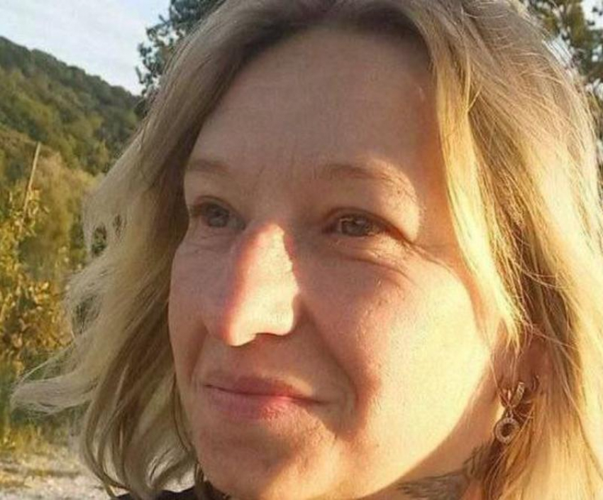 На шее – крест с крыльями: 39-летняя женщина с татуировками загадочно исчезла в Запорожье 