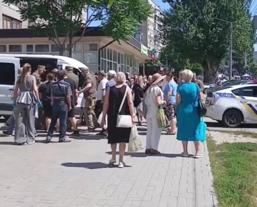 Мужчину силой затащили в микроавтобус ТЦК на улице Запорожья