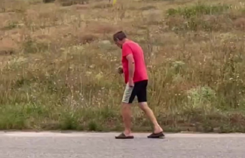 Мужчину с гранатой в руках засняли на видео в Запорожье