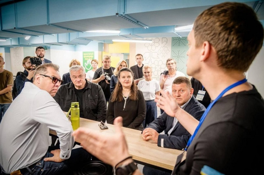 «Круто, но мало»: Залужный посоветовал Федорову найти больше денег на школы-бункеры