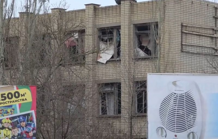 Под ночной обстрел ВСУ попали жилые дома и школа в Бердянске