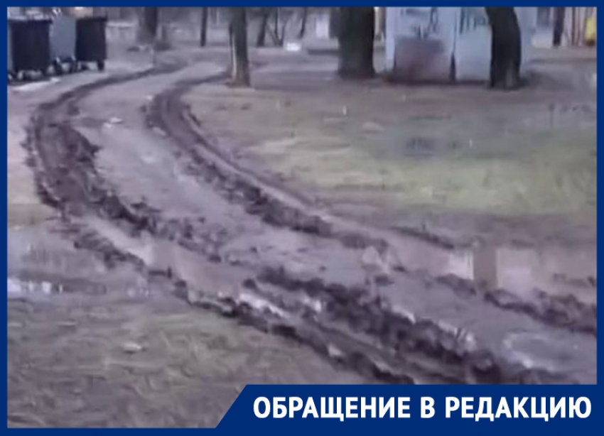 Грязевую колею вместо благоустройства оставили жильцам дома в Днепрорудном