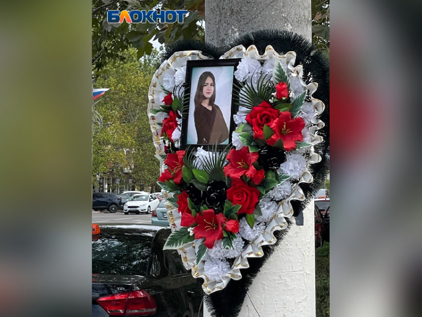 Читатель «Блокнота» показал венки на месте гибели Лизы в Мелитополе