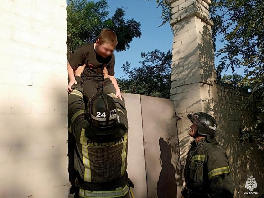 Спасатели вызволили 9-летнего мальчика, застрявшего на калитке стадиона в Мелитополе