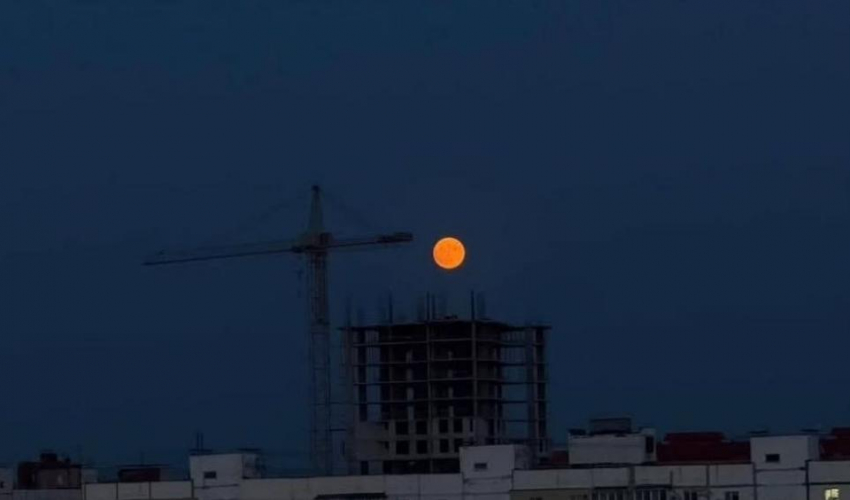 «Клубничную» Луну запечатлели в небе над Запорожьем