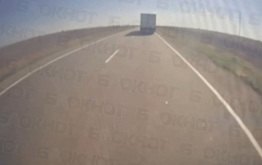 Появилось видео, где водитель фуры лихо увернулся от удара FPV-дрона в лобовуху в Запорожской области
