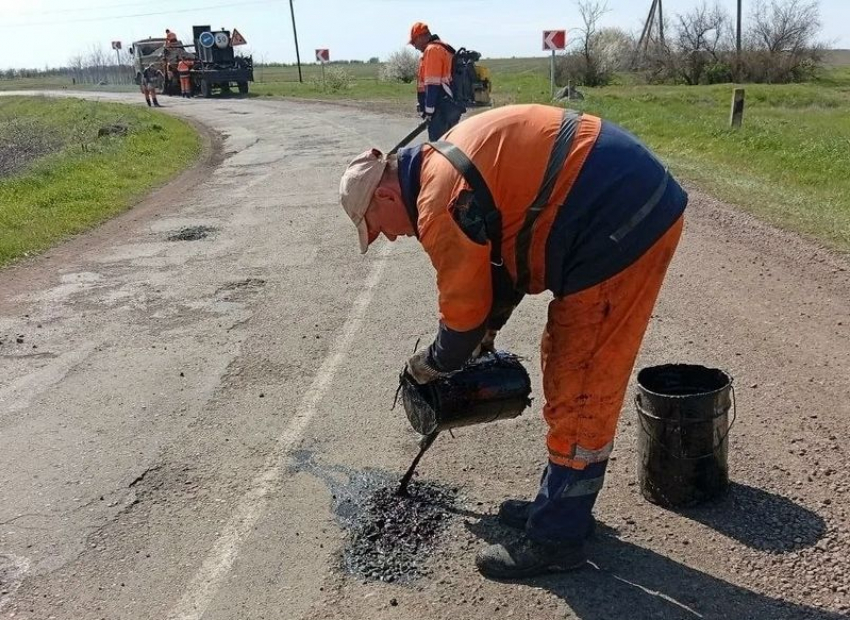 Активный ямочный ремонт дорог ведется в Запорожской области