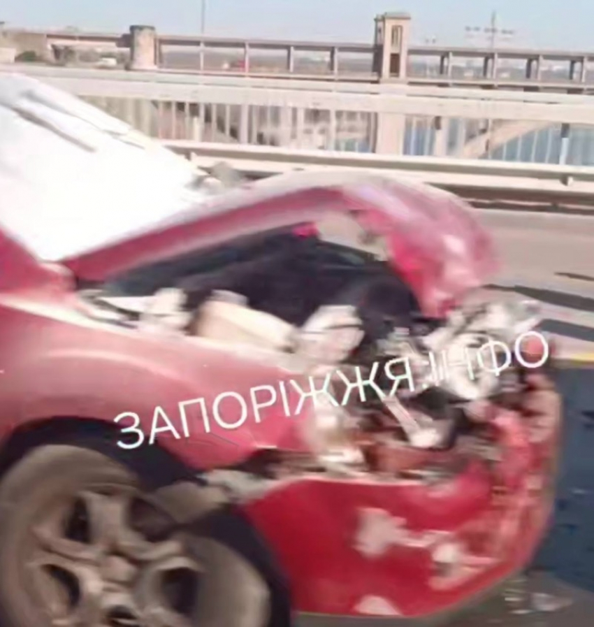 Иномарка разлетелась на части после ДТП на вантовом мосту в Запорожье