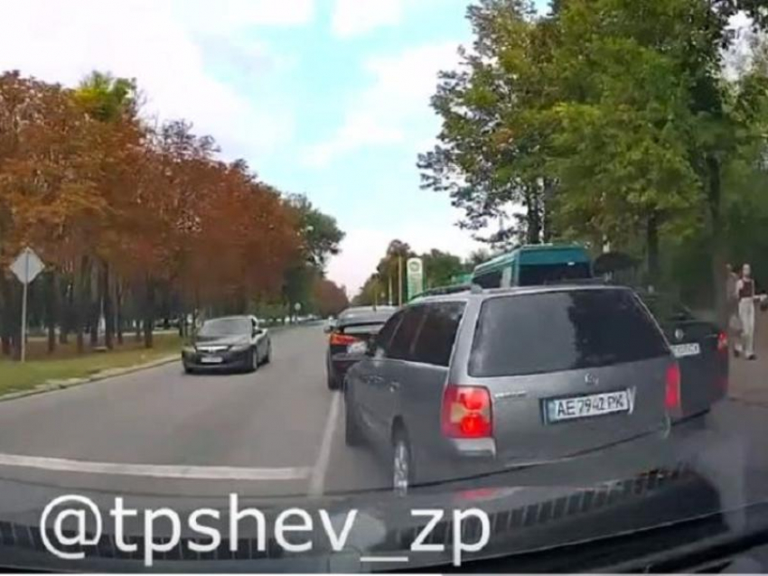 Дерзкий манёвр наглого водителя попал на видео в Запорожье 