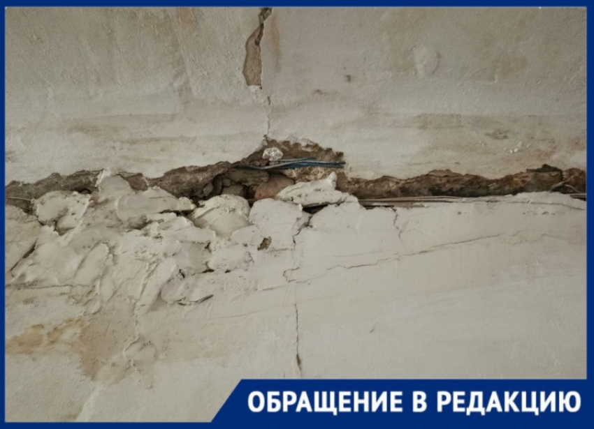 Выбиты окна, протекает крыша и нет воды: мелитопольцы не могут добиться ремонта и обслуживания своего дома