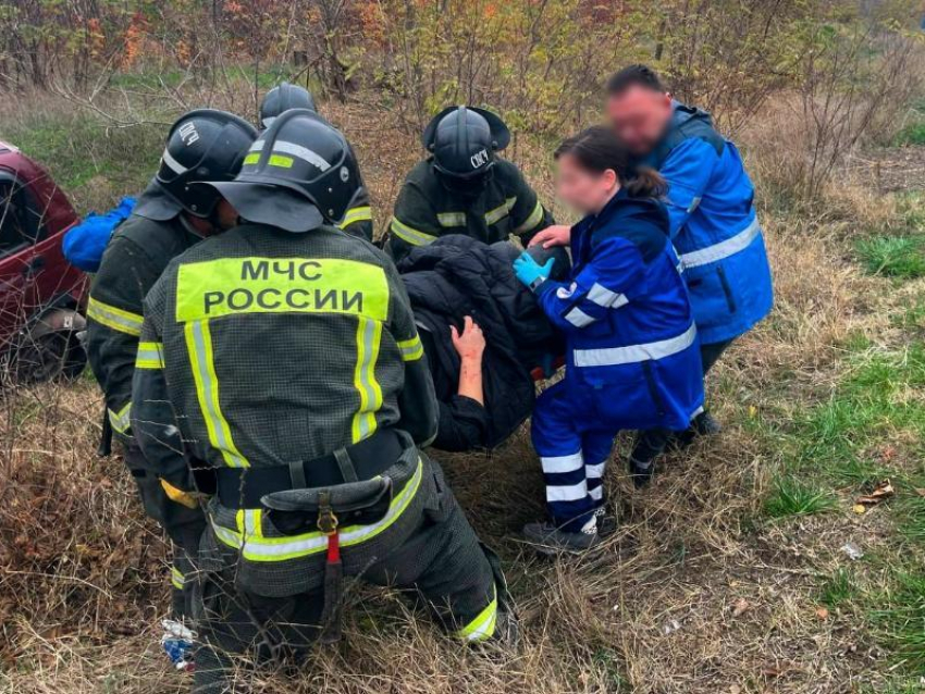 Женщину вытащили из съехавшей в кювет легковушки на юге Мелитополя: появились кадры с места ДТП