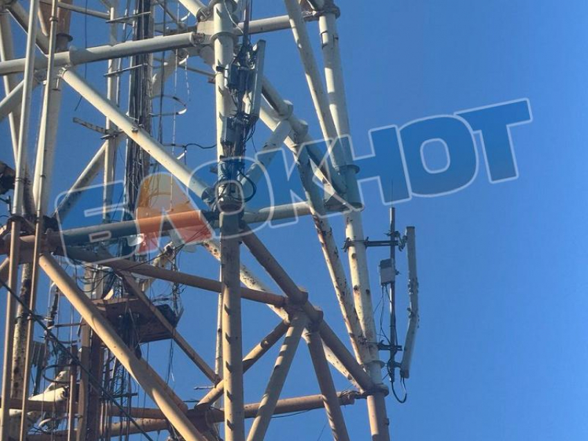 Появились кадры с места удара ВСУ по телевышке в Токмаке