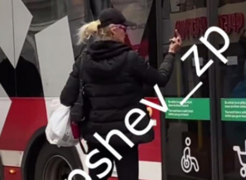 В Запорожье пьяная «ведьма» прокляла пассажира автобуса и стала звездой соцсетей