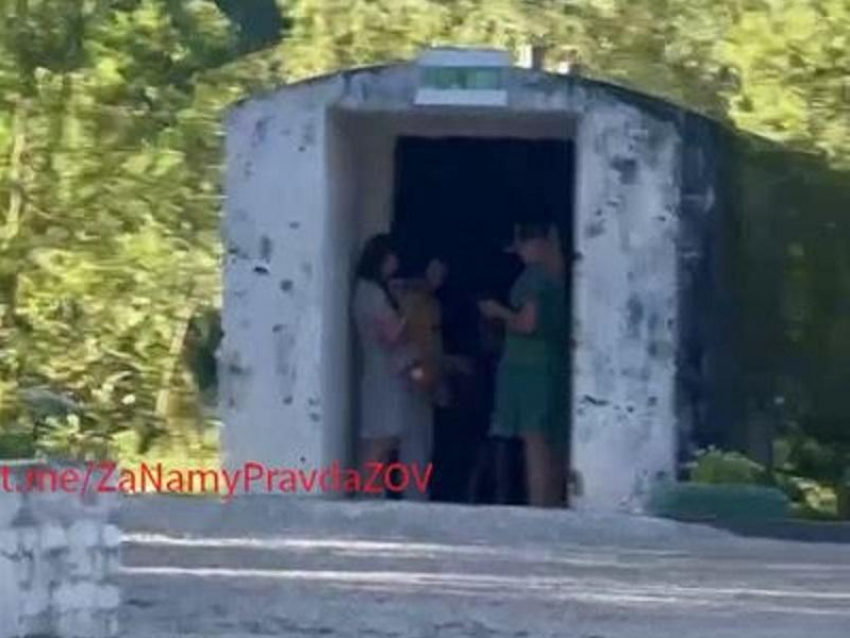 Запорожцы сняли на видео укрытие, которое превратилось в туалет для бомжей в парке 