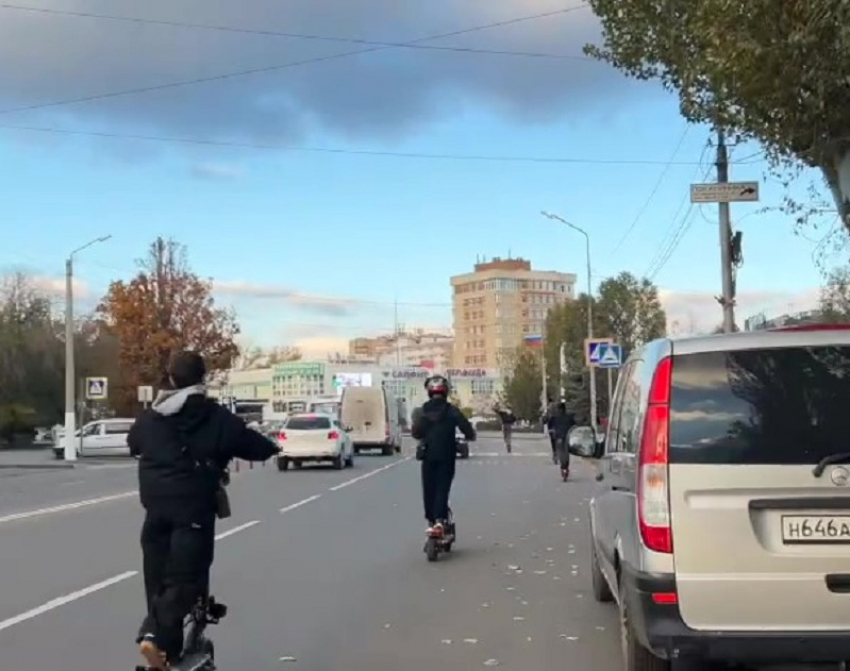 Толпу подростков-самокатчиков сняли на видео посреди оживленной дороги в Мелитополе