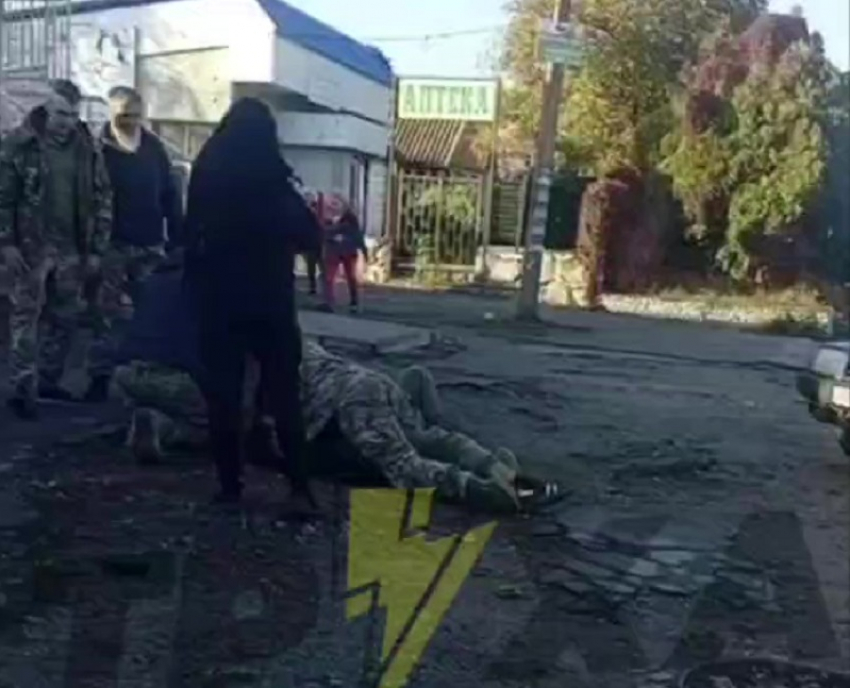 Появилось видео, как военкомы толпой налетели на мужчину в Запорожье