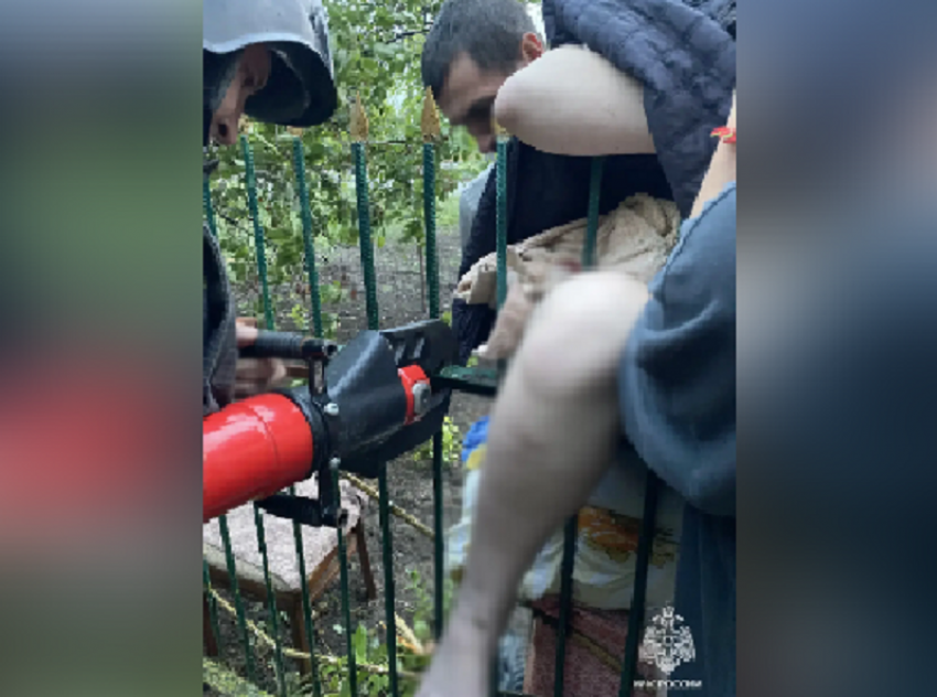Попытка перелезть через забор закончилась вызовом МЧС и «скорой» для 12-летней девочки в Приморске