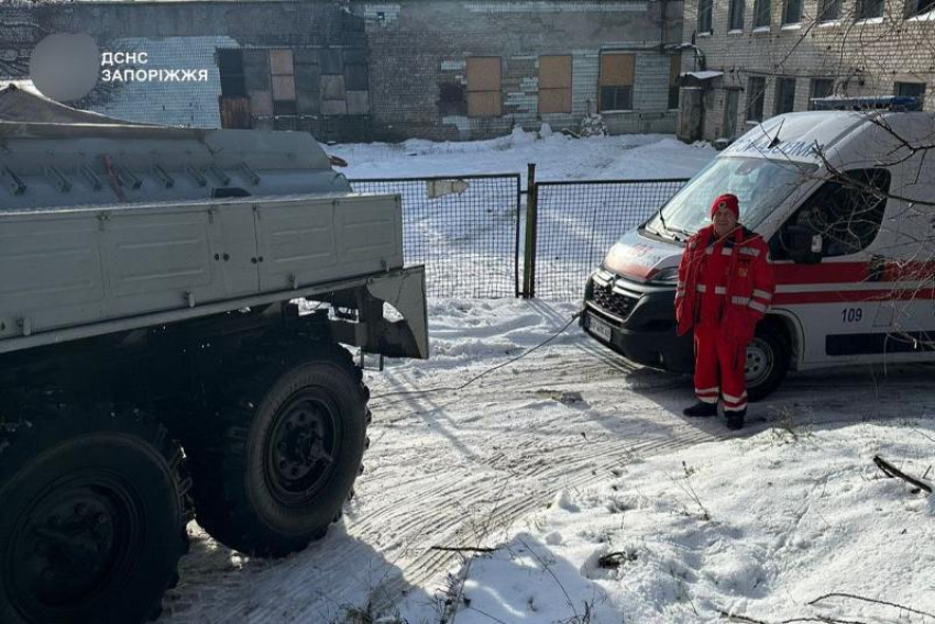Машина скорой помощи оказалась в ледяной ловушке в Запорожье