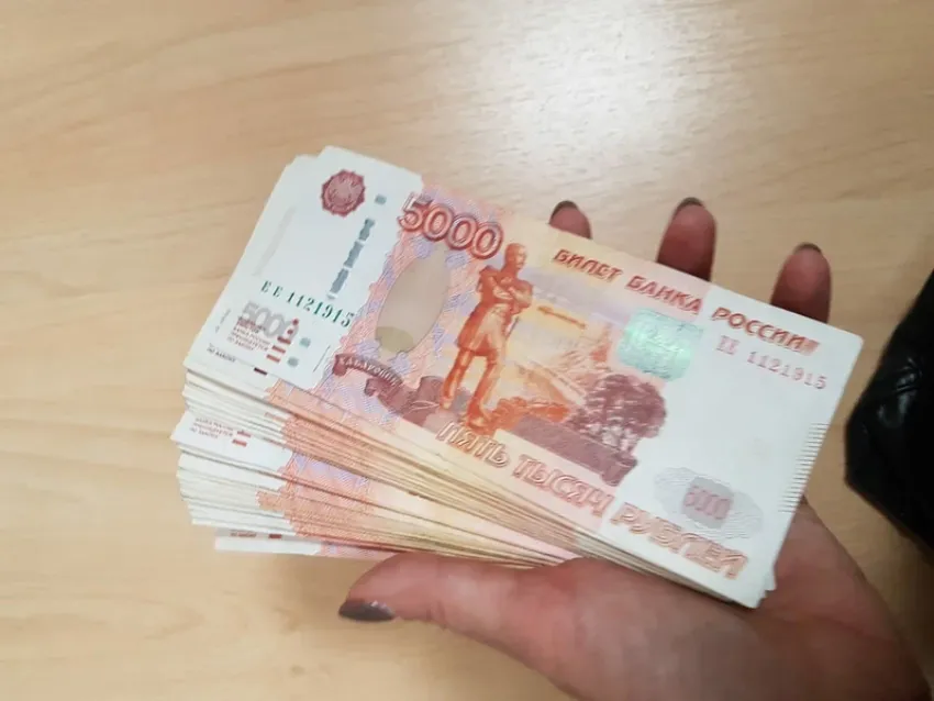 Женщина перевела себе с карты соседа 100 тысяч рублей в запорожском селе