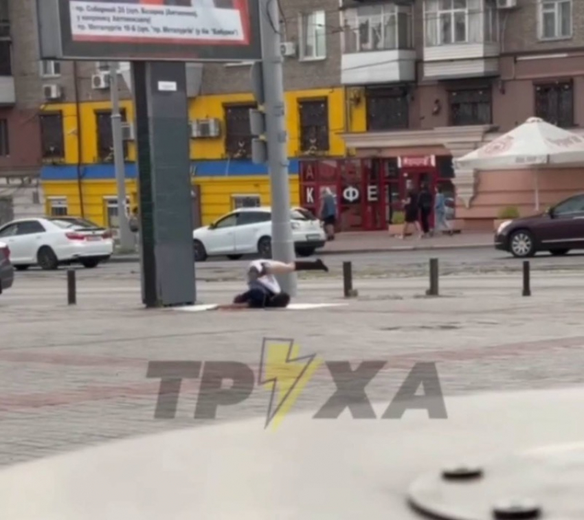 Новая героиня Запорожья раздвинула ноги и устроила стриптиз у всех на виду у ТЦ «Украина"