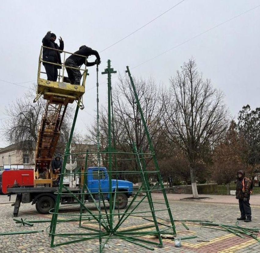 Приморск начали украшать к Новому году