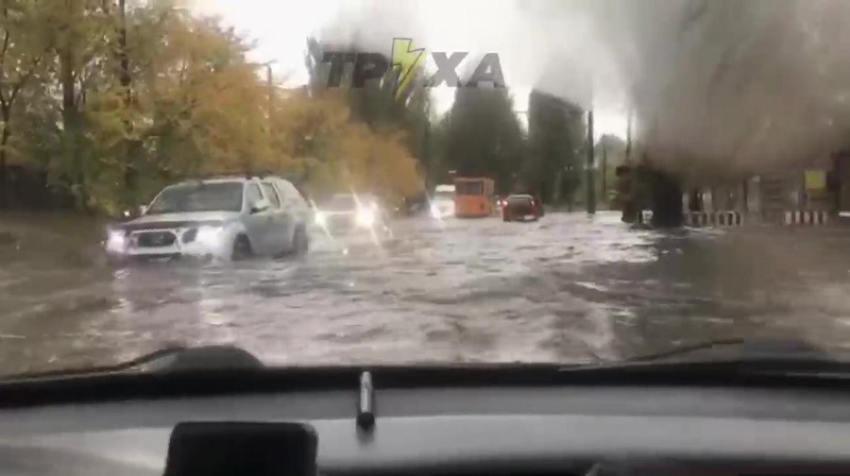 Маршрутка-амфибия и искрящие провода: улицы Запорожья превратились в реки после сильного ливня
