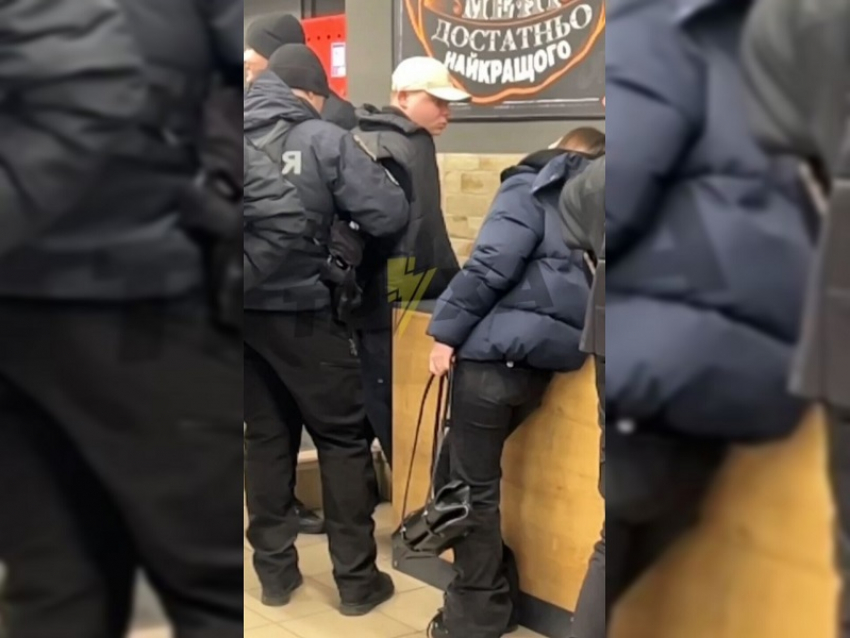 В Запорожье мужчина бегал с ножом за девушками по продуктовому магазину