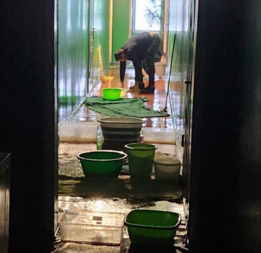 «Залиты щитки и имущество жильцов»: в Энергодаре затопило дом из-за халатности подрядчика и ФКР