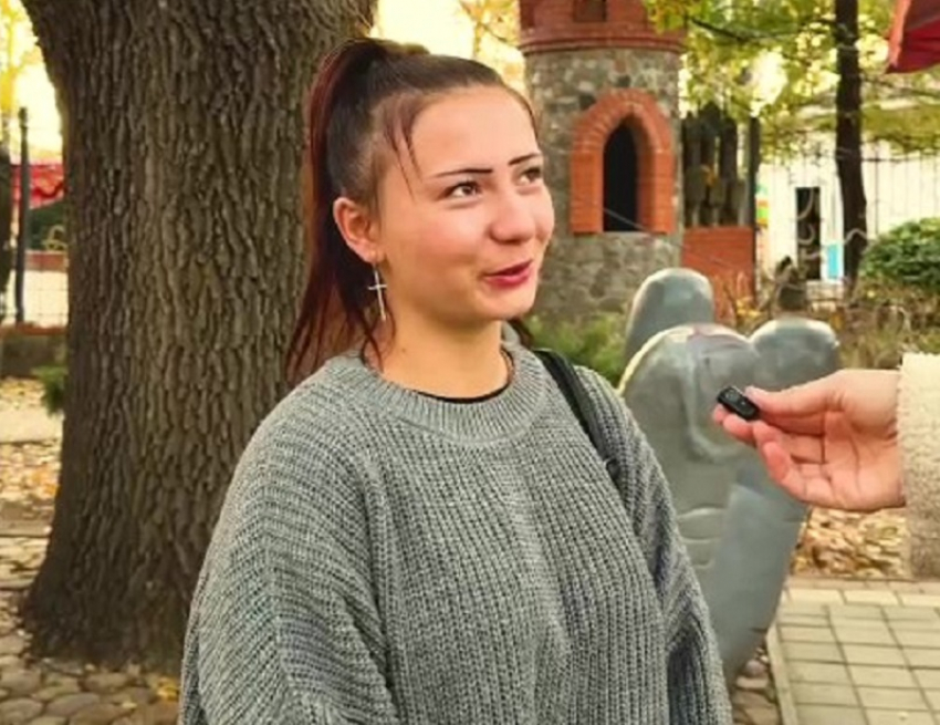 Жительницы Мелитополя на видео ответили, будут ли они дожидаться парня из армии