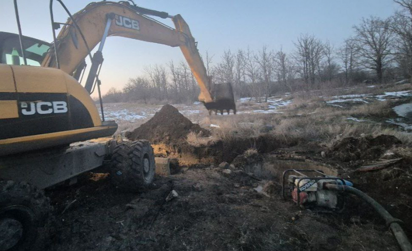 Бердянские коммунальщики почти сутки чинят Бердовский водовод