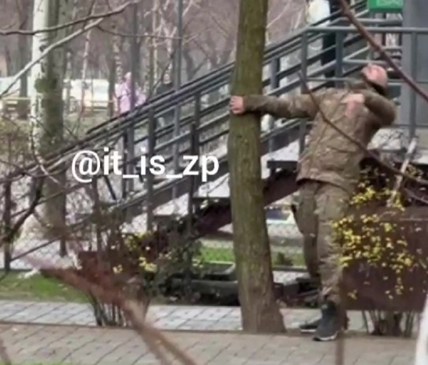 Ловившего сигналы из космоса солдата ВСУ сняли на видео в Запорожье