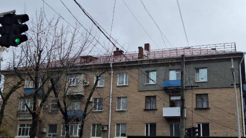 Ремонт кровли жилого дома в Мелитополе завершили на 80%