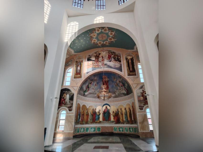 Мэр Пухов показал готовую роспись главного собора в Энергодаре