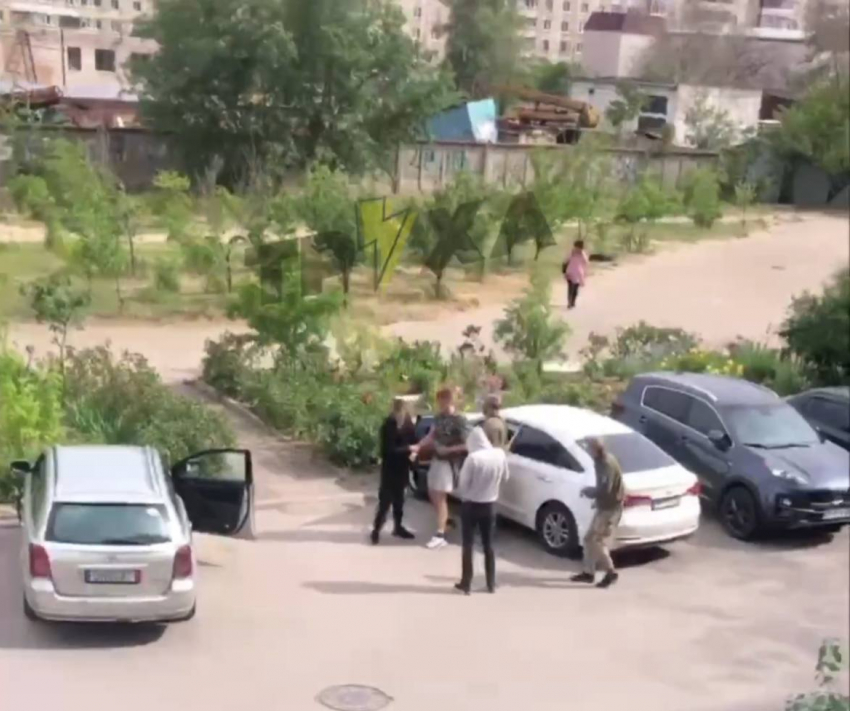 В Запорожье сотрудники ТЦК силой вытащили парня из машины прямо на парковке