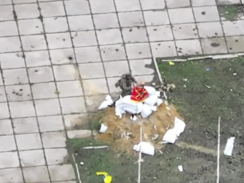 Бойцы ВС РФ показали на видео, как накрыли памятник Махно знаменем бригады в Гуляйполе