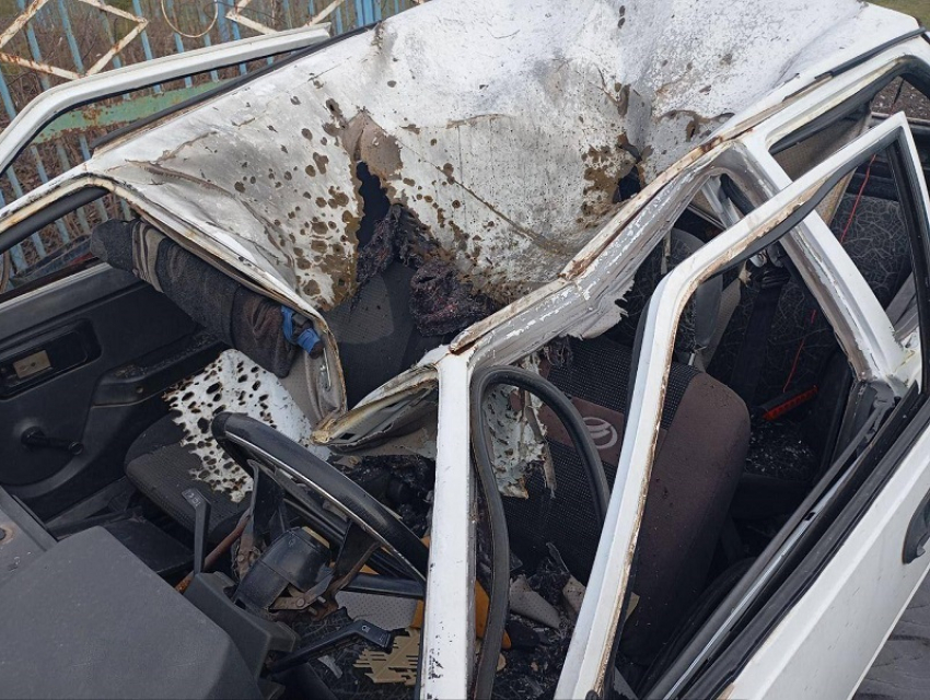 Появились фото последствий удара ВСУ по машине в селе под Токмаком