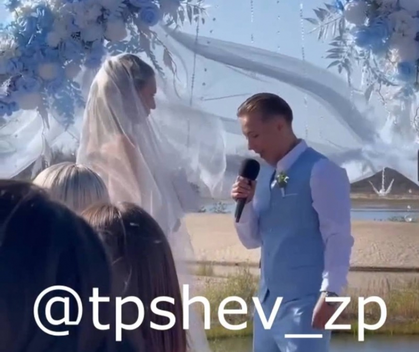 Две девушки сыграли однополую свадьбу* в городе Запорожье