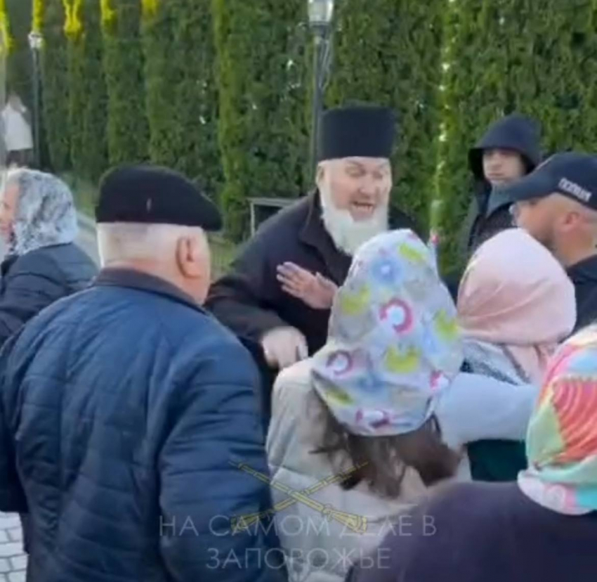 В Запорожье раскольник из ПЦУ запинал прихожанку