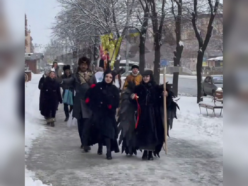 Парад демонов и ангелов сняли на видео посреди улицы Сталеваров в Запорожье